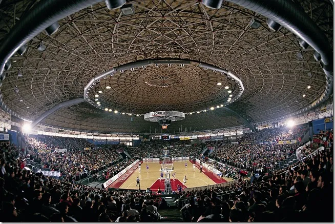 El Pabellón Araba lleno en un partido de baloncesto